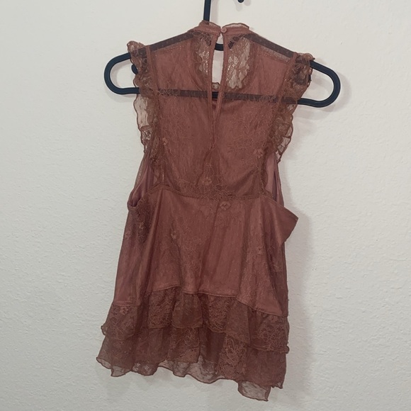 🎱Elegant Lace Sleeveless top! - Picture 7 of 10